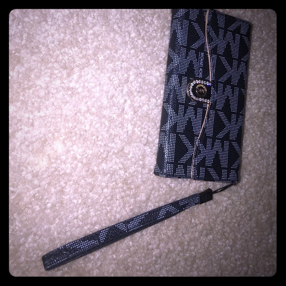 Michael Kors wristlet - Picture 1 of 3
